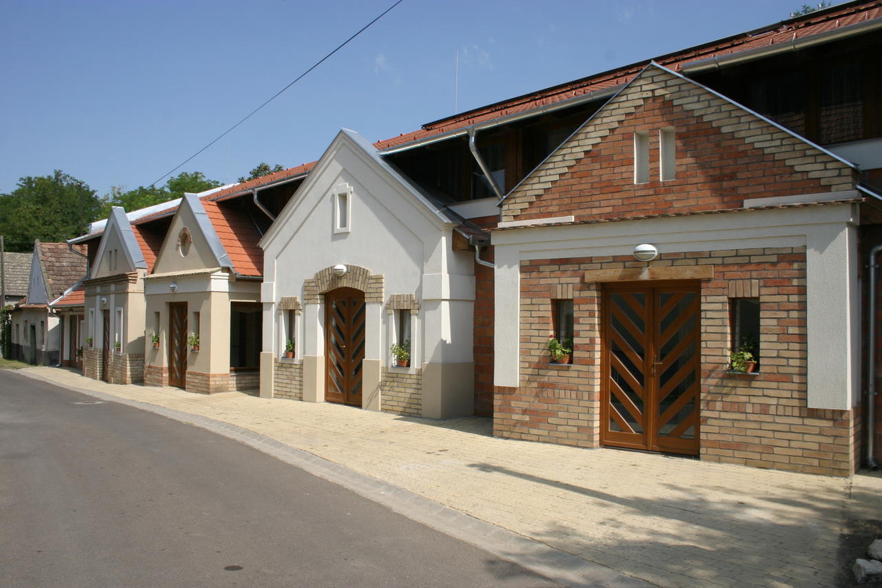 Pincelakat Borház és Szálloda Csaszartoltes Exterior foto